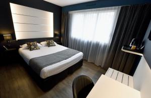 Postel nebo postele na pokoji v ubytování Hôtel Des Quatrans