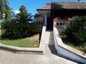 dom z dwoma schodami prowadzącymi do podwórza w obiekcie Villa nel cuore del Salento w mieście Ruffano