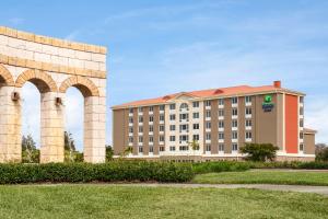 un gran edificio con dos columnas grandes y un edificio en Holiday Inn Express Hotel & Suites Fort Myers East - The Forum, an IHG Hotel, en Fort Myers
