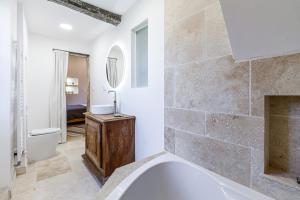 uma casa de banho com uma banheira, um WC e um lavatório. em B&B du Couvent, chambre aux paons em Giroussens