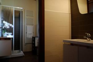 Ванна кімната в Tre colline in langa