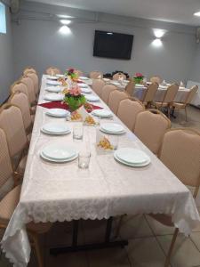 una mesa larga con platos de comida. en Apartamenty Suzyw Pilsko, en Pewelka