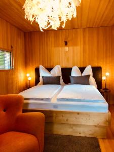 a bedroom with a large bed with a chandelier at My Tiny Moos - Exklusiver Urlaub im Tiny House in Annenheim