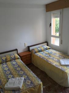 1 Schlafzimmer mit 2 Betten und einem Fenster in der Unterkunft Edificio Mirasierra in Oropesa del Mar