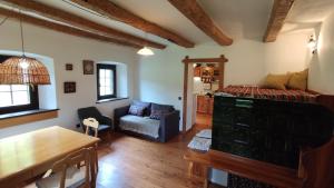 ein Wohnzimmer mit einem Sofa und einem Tisch in der Unterkunft Country House Pri Lipet Žiri in Žiri