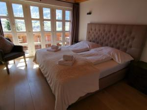 een slaapkamer met een bed met twee handdoeken erop bij Chalet M in Grindelwald