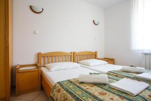 Postel nebo postele na pokoji v ubytování Apartments and Rooms Degra + 37 fotografií