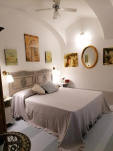 een slaapkamer met een bed in een kamer met een spiegel bij La casa di Chloé in Turijn