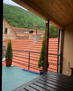 una vista exterior del techo de una casa en ULLYSSES GUEST HOUSE, en Brasov