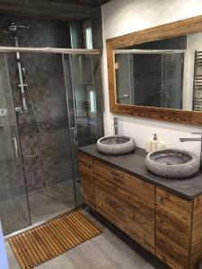 een badkamer met 2 wastafels en een douche bij Chalet M in Grindelwald