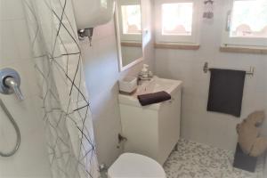 y baño con aseo, lavabo y ducha. en La Mansarda vicino alla stazione en Perugia