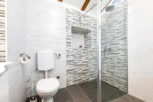 Kúpeľňa v ubytovaní Vacation house Orange + 24 fotografií