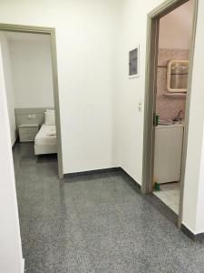 Postel nebo postele na pokoji v ubytování Atrium Apartment #1