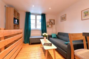 un soggiorno con divano e tavolo di Appartement Le cosy de la Petite Venise a Colmar