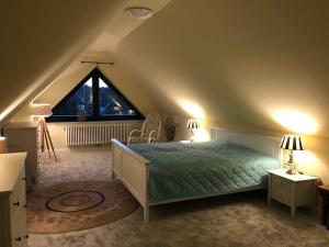 Ein Bett oder Betten in einem Zimmer der Unterkunft Schippers Butz strandnah mit Whirpool