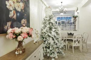 Un árbol blanco de Navidad en un comedor con flores en Excelsior Boutique Hotel Sinaia, en Sinaia