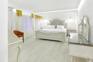 A bed or beds in a room at Excelsior Boutique Hotel Sinaia