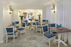A restaurant or other place to eat at Excelsior Boutique Hotel Sinaia
