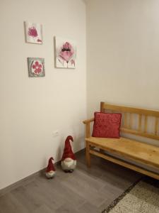 une chambre avec un banc et quelques photos sur le mur dans l'établissement Da Valentina, à Castelfondo