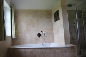 Ένα μπάνιο στο Ferienwohnung Boskop