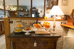 a table with fruit on it in a kitchen at Chambres d'Hotes Ti Ar Yer in Milizac