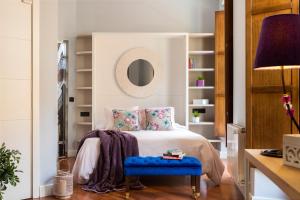una camera con letto e sgabello blu di Cathedral Luxury Studio, Swimming Pool and Cathedral Views a Siviglia