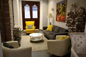 a living room with a couch and chairs and a table at Hotel Alda Vía León in León