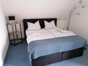 Ein Bett oder Betten in einem Zimmer der Unterkunft Gasthof-Hotel Biedendieck