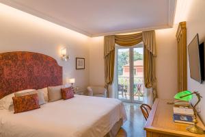 Postel nebo postele na pokoji v ubytování Grand Hotel Excelsior Vittoria