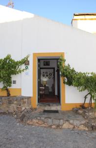 una entrada a un edificio con una puerta abierta en Casa de Campo Alter Pedroso, en Alter do Chão