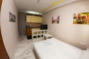 een kleine kamer met een bed en een keuken bij Xsoma Flats "Studio" in Thessaloniki