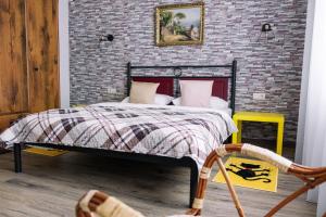 - une chambre avec un lit et un mur en briques dans l'établissement Апартаменты SILENA, à Oujhorod