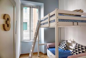 ラ・スペツィアにあるGrand Hostel Maninの二段ベッドが備わる小さなドミトリールームのベッド1台分です。