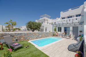 una villa con piscina y una casa en Irianna of Naxos, en Agia Anna de Naxos