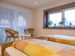 2 Betten in einem Zimmer mit 2 Fenstern in der Unterkunft Hoferpeterhof in Bad Peterstal-Griesbach