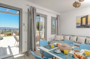 Una sala de estar con una mesa y sillas azules. en Irianna of Naxos, en Agia Anna de Naxos