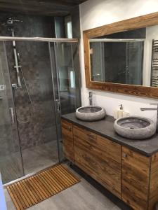 een badkamer met 2 wastafels en een douche bij Chalet M in Grindelwald +20 foto's