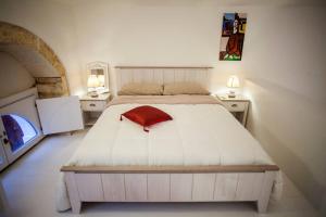 Un pat sau paturi într-o cameră la Charming House Ortigia