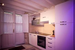 O bucătărie sau chicinetă la Charming House Ortigia