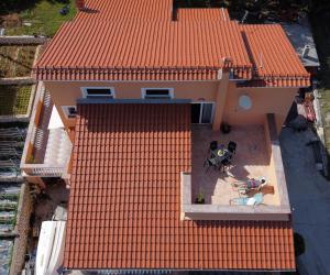 una vista aérea de una casa con techo naranja en Apartman Precca en Supetarska Draga