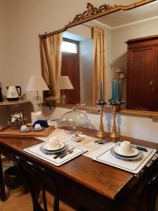 tavolo da pranzo con specchio e candele blu di B&B La Casa di Alice a Foligno