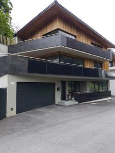 ein Haus mit einer Garage mit vielen Fenstern in der Unterkunft Appartement Mountainview in Saalbach-Hinterglemm