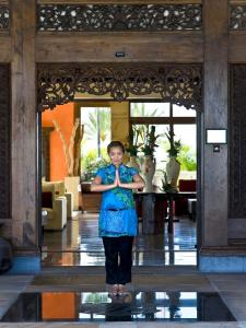 Una mujer con un vestido azul parada en una habitación en Regency Country Club, Apartments Suites, en Playa de las Américas