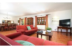ein Wohnzimmer mit roten Möbeln und ein Esszimmer in der Unterkunft Can Seguinot in Pollença
