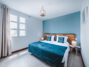 ポルト・ダ・クルースにあるNature Madeira Guest Houseの青いベッドルーム(ベッド1台、窓付)