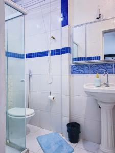 une salle de bains avec douche, toilettes et lavabo dans l'établissement CopaRio no coração da praia de Copacabana, à Rio de Janeiro