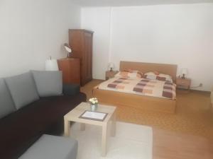 Postel nebo postele na pokoji v ubytování Apartmány Karlštejn