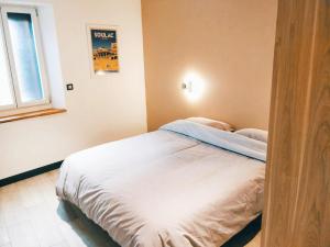 um quarto com uma cama num quarto com uma janela em Maison jardin pétanque, MEETT, Airbus, aéroport, golf em Beauzelle