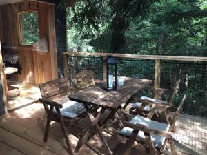 - une table et des chaises en bois sur le pont d'une cabine dans l'établissement cabane de l'Ecureuil, à Châtel-Guyon