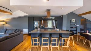 eine Küche und ein Wohnzimmer mit einem Tisch und einer Couch in der Unterkunft Les 360 - Apt 8 - BO Immobilier- remises sur les forfaits de skis Châtel ou Portes du soleil in Châtel + 4 Fotos